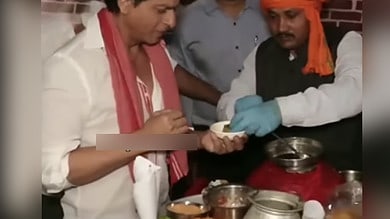 Video of Shah Rukh Khan enjoying Pani Puri goes viral - Watch