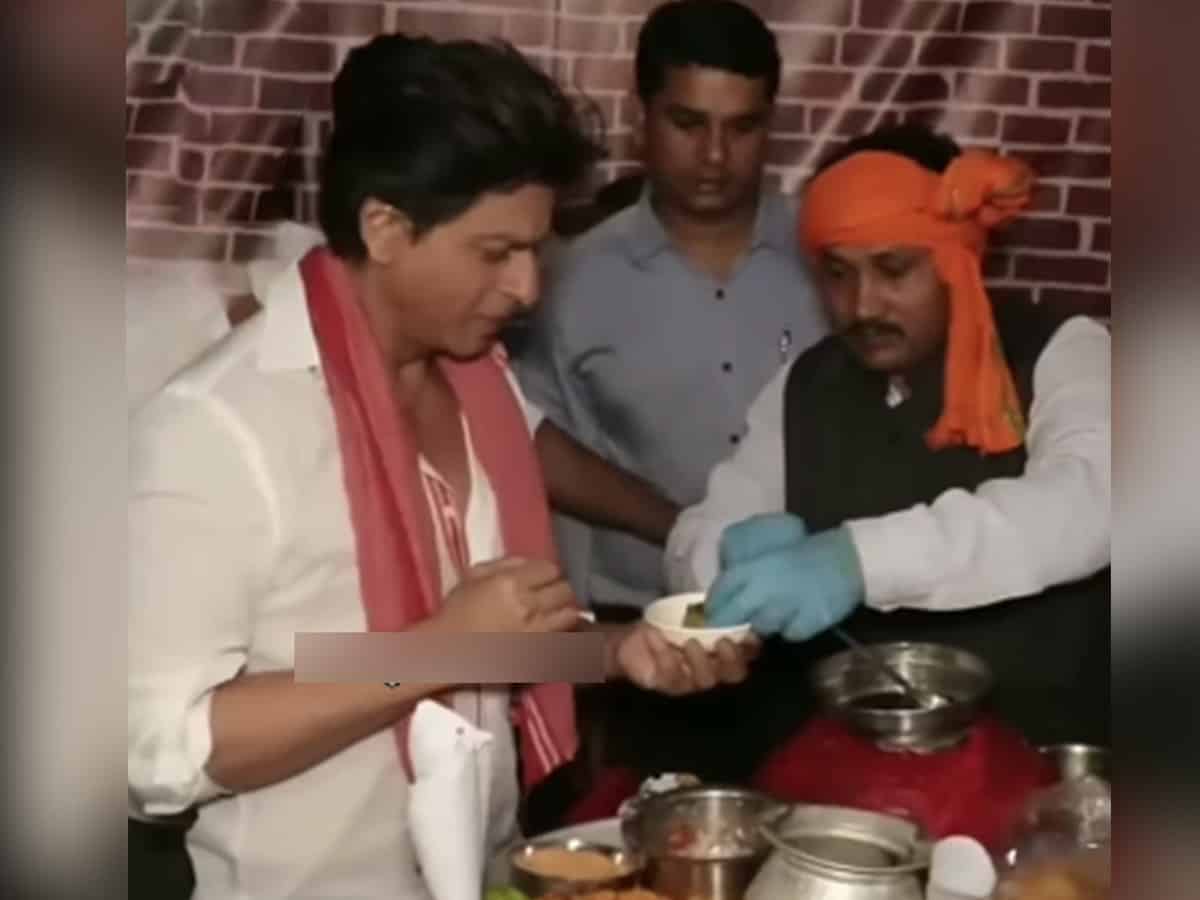 Video of Shah Rukh Khan enjoying Pani Puri goes viral - Watch