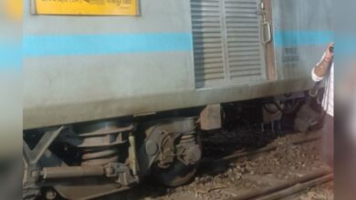 Suhaildev Superfast Express derailred near prayagraj station in UP