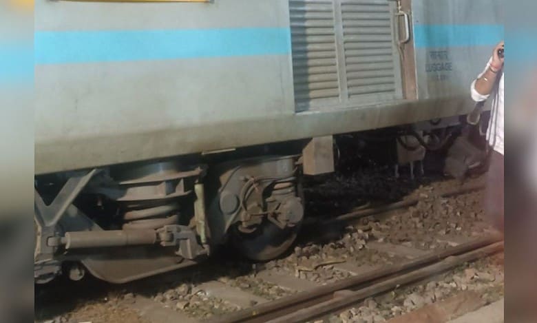 Suhaildev Superfast Express derailred near prayagraj station in UP