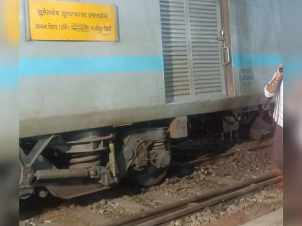 Suhaildev Superfast Express derailred near prayagraj station in UP