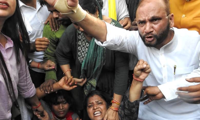 ED summons to Kejriwal: Police detain 17 protesters in NE Delhi