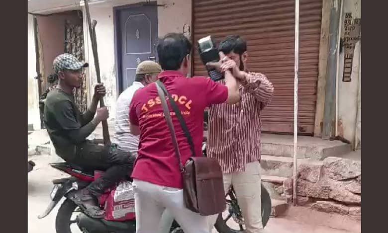 electricity official in Masab Tank