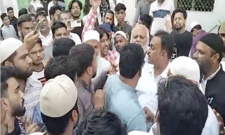 Hyderabad: AIMIM, Congress workers clash in Malakpet.