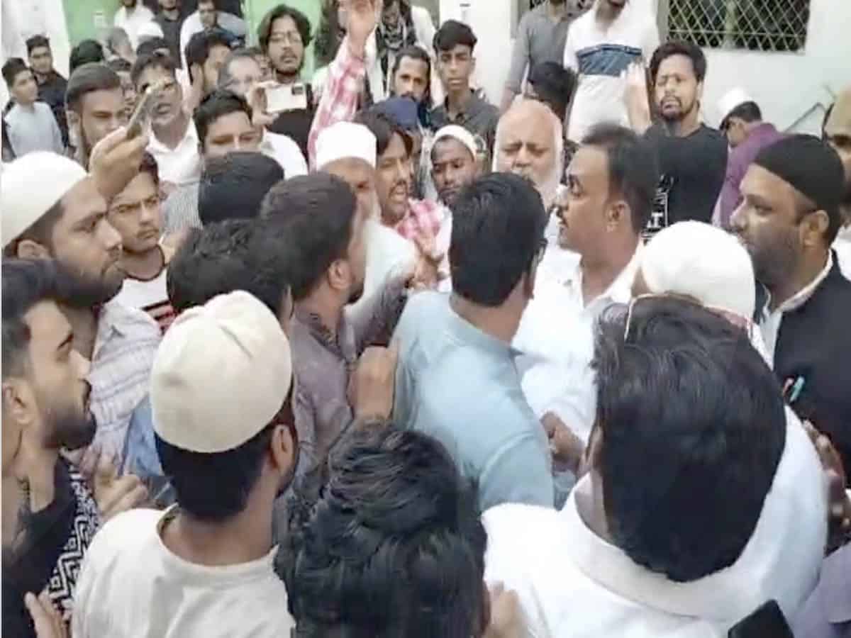 Hyderabad: AIMIM, Congress workers clash in Malakpet.