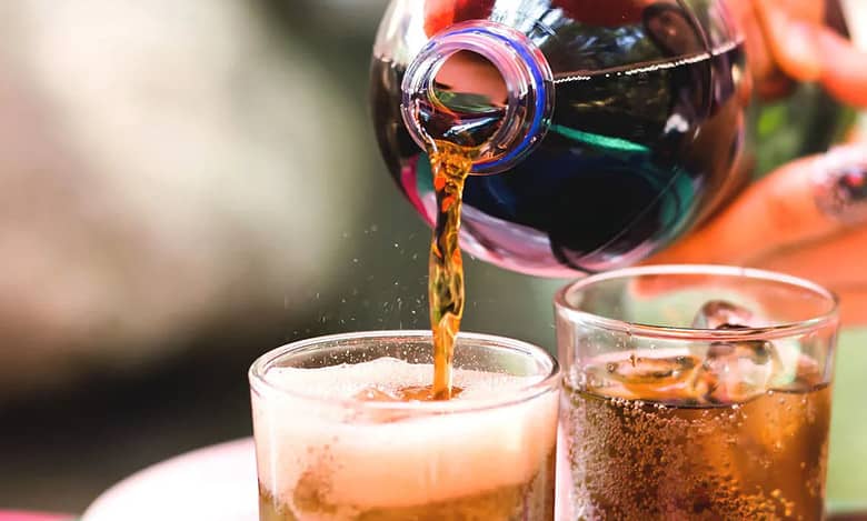 Daily caffeinated soda can make young kids try alcohol early: Study