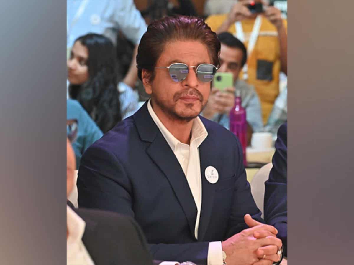 Shah Rukh Khan looks dapper in blue suit at event in Delhi