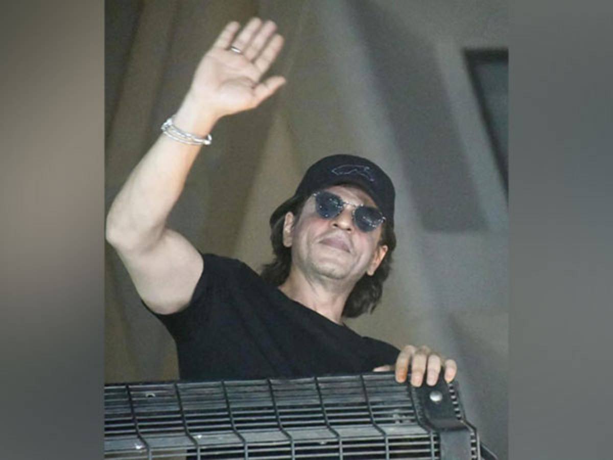 More than 30 fans of SRK robbed of their mobile phones outside Mannat