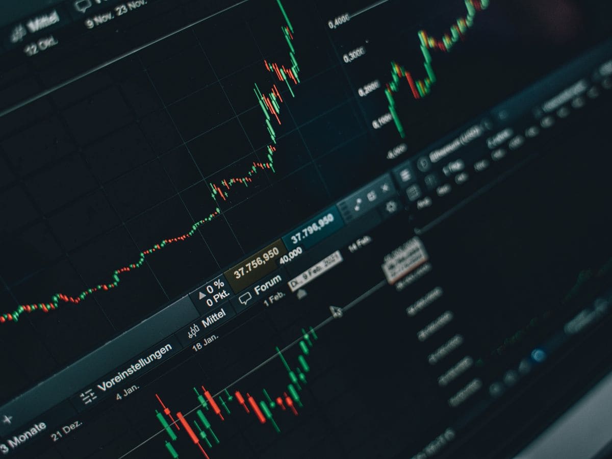 Stock markets fall in early trade on unabated foreign fund outflows