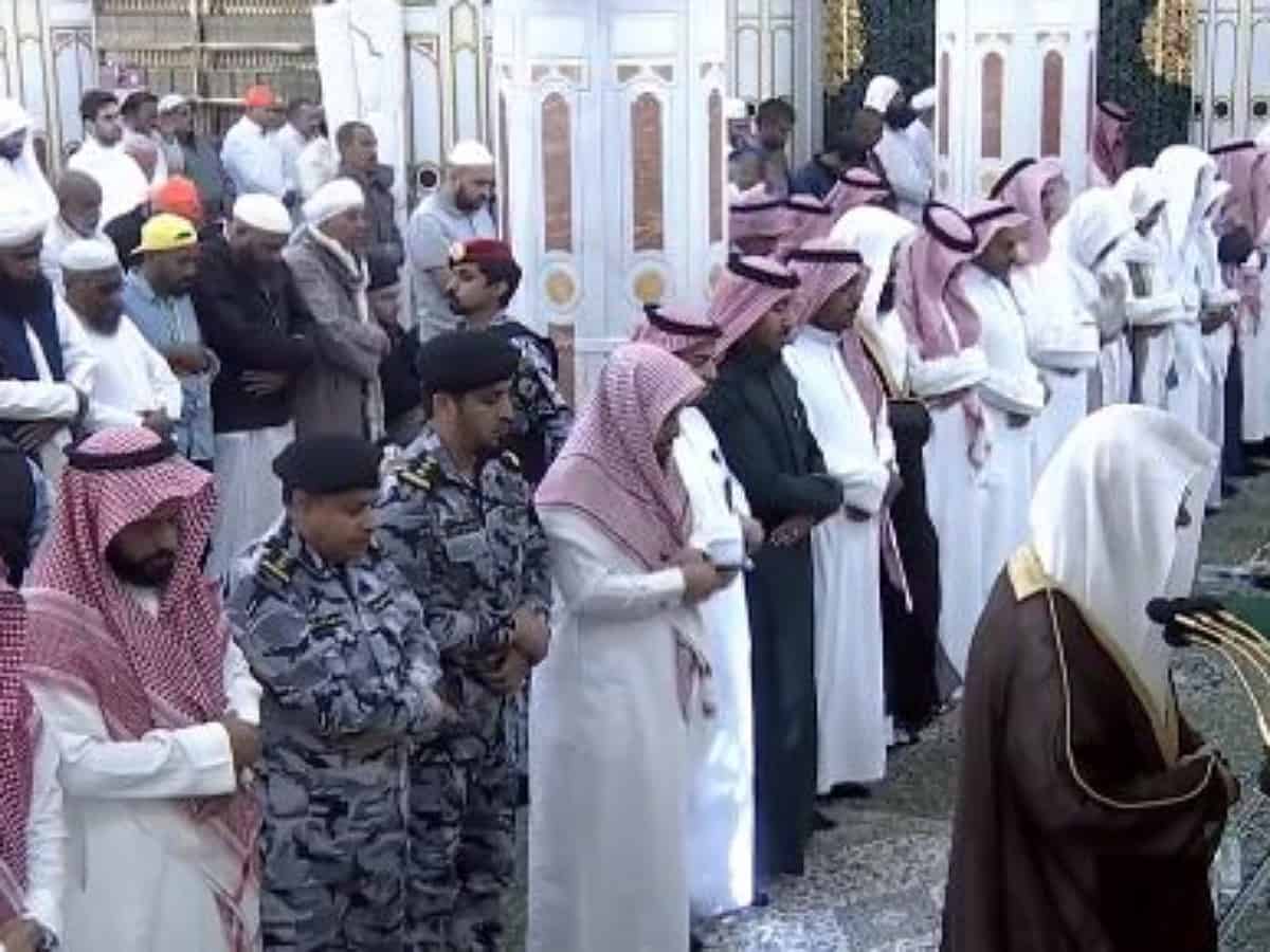 Absentee prayers for late Kuwait's Emir performed in Grand Mosque, Prophet’s Mosque