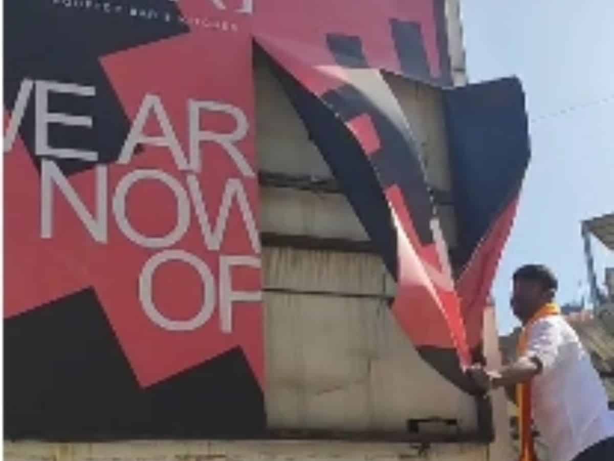 Kannada activists remove English signboards