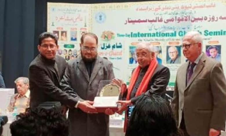 Noted fiction writer Mohammad Ashraf receives Ghalib Award