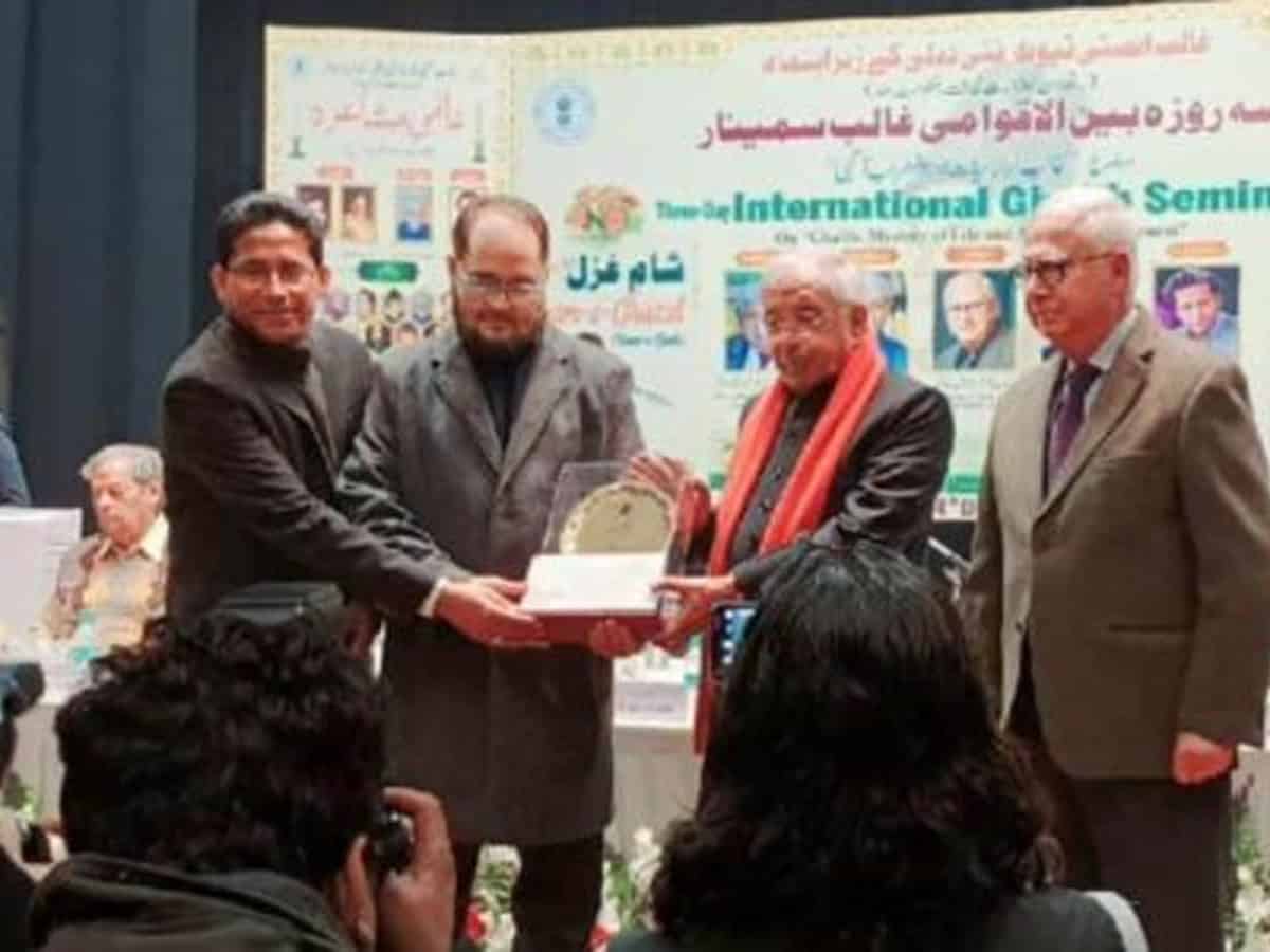 Noted fiction writer Mohammad Ashraf receives Ghalib Award