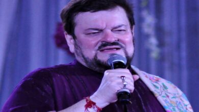 Nitin Mukesh gives special gift to 'Indian Idol 14' contestant