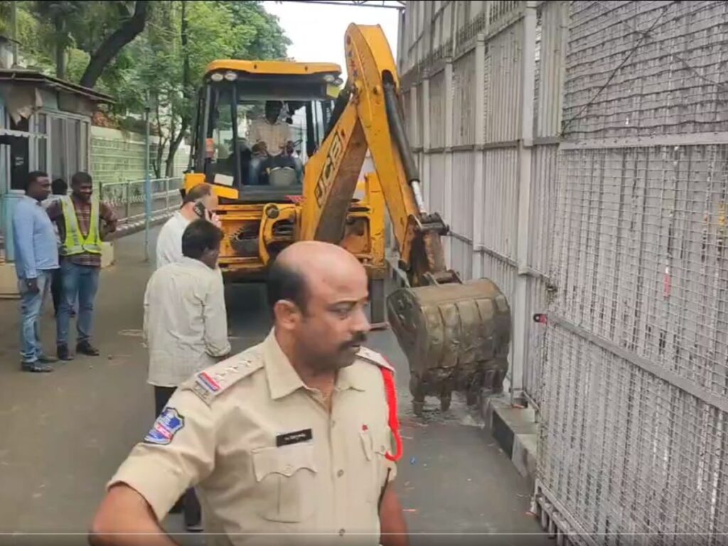 Hyderabad: Fencing at Pragathi Bhavan taken down as Congress cabinet swears in