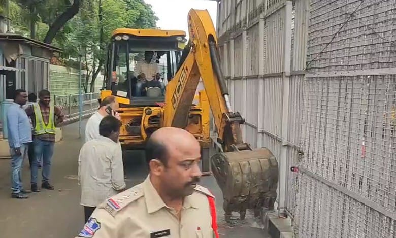 Hyderabad: Fencing at Pragathi Bhavan taken down as Congress cabinet swears in