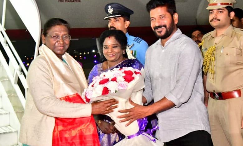 Guv, CM welcome President Murmu on her arrival in Hyderabad