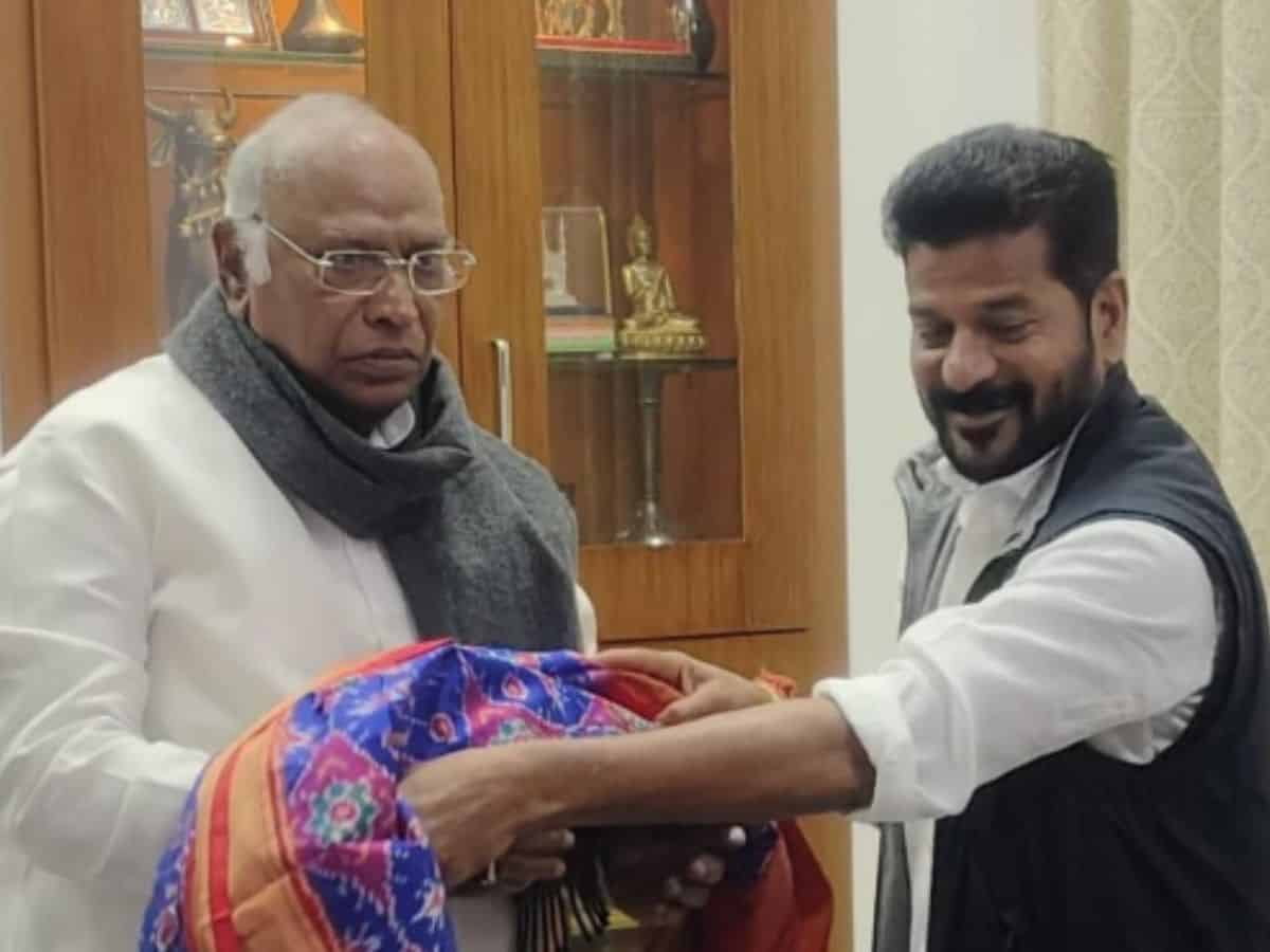 Revanth Reddy Invites Kharge for his Swearing-In Ceremony