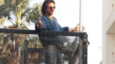 Amid 'Dunki' success, SRK greets fans outside Mannat