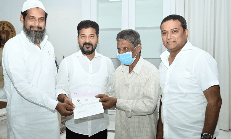 Revanth gives ₹2 Lakhs to Swiggy delivery boy's kin from CMRF