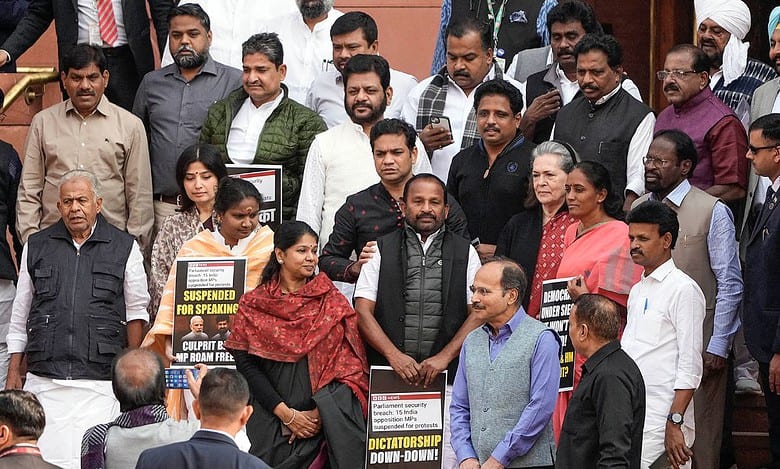 Sonia joins suspended MPs protest in Parliament