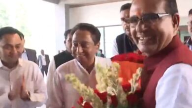 Kamal Nath meets Chouhan, congratulates him for election victory