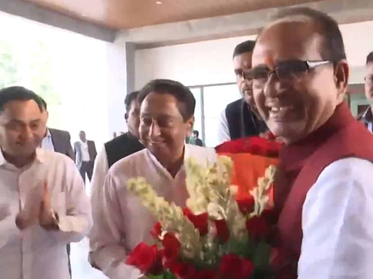 Kamal Nath meets Chouhan, congratulates him for election victory