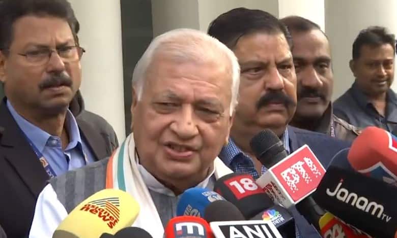 Kerala Guv asks Chief Secy, police chief not to take SFI attack case lightly
