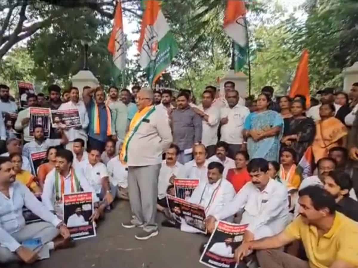 Congress workers stage protest outside BJP MP Pratap Simha's office in Mysuru