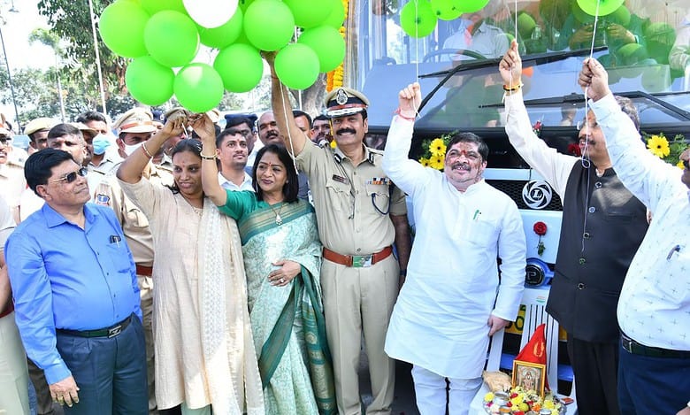 Ponnam Prabhakar Reddy flags off 80 new TSRTC buses