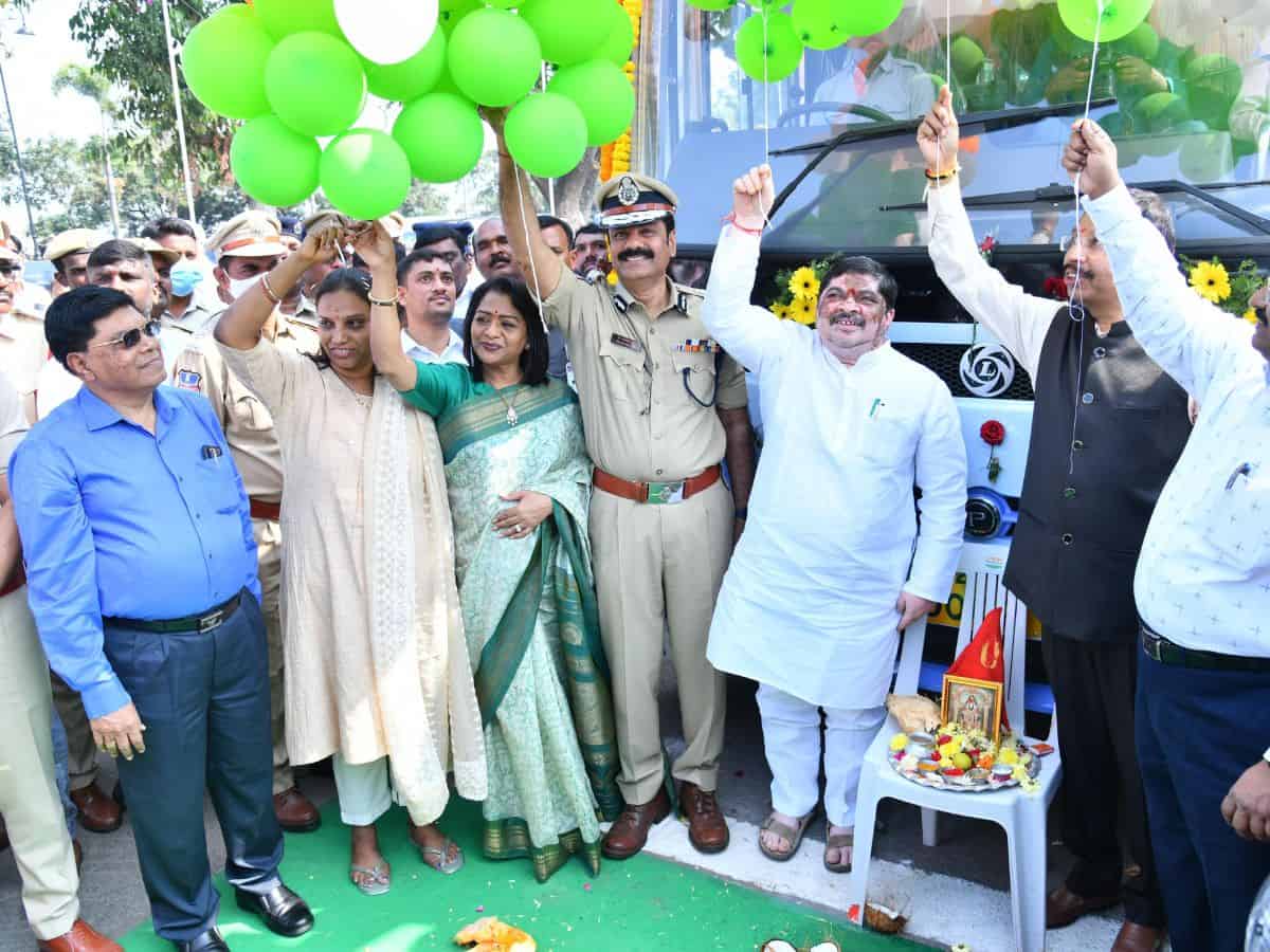 Ponnam Prabhakar Reddy flags off 80 new TSRTC buses