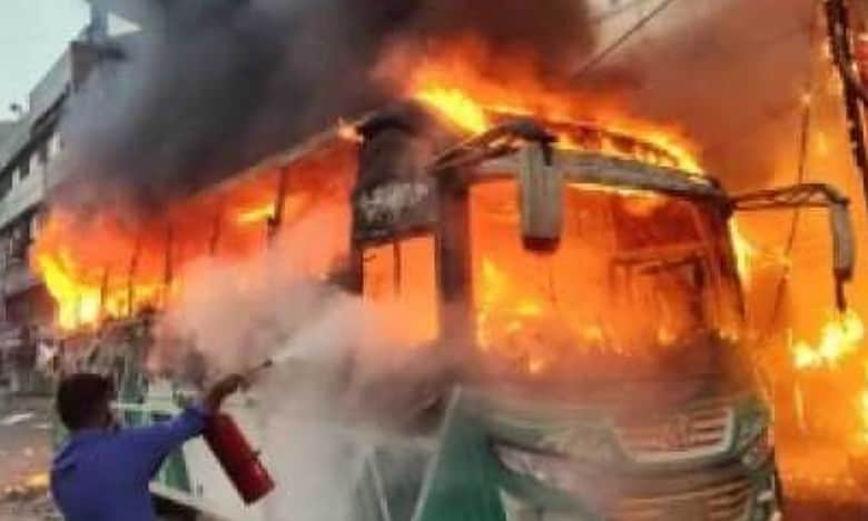 Bangladesh: Amid unrest 12 vehicles set ablaze in last 24 hours