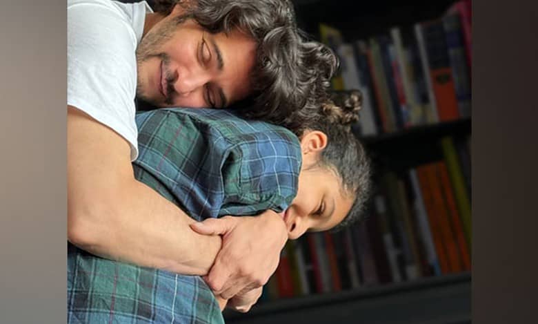 Pic Talk: Mahesh Babu gives 'Jadoo Ki Jhappi' to daughter Sitara