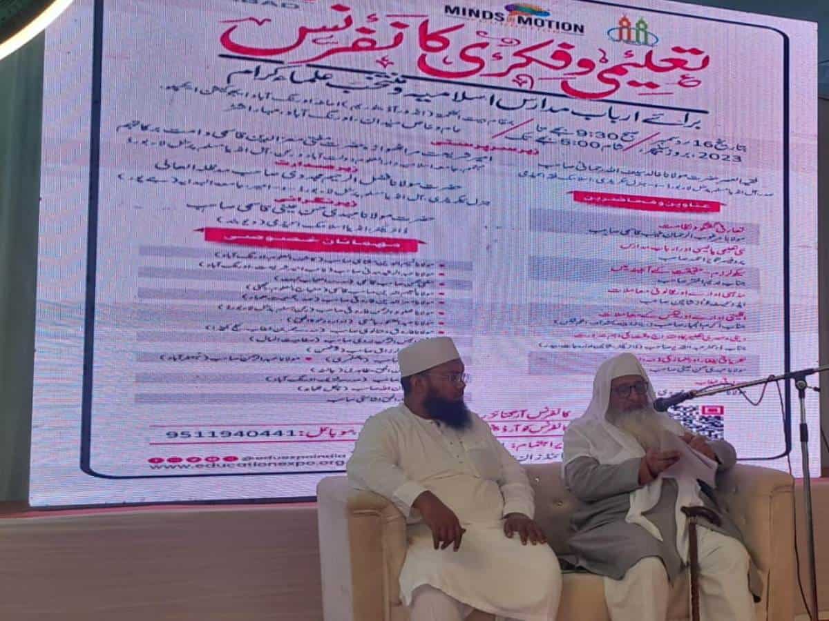 Maulana Fazl-ur-Rahim Mujjaddidi, general secretary of AIMPLB, delvering presidential address in Education Expo 2023 at Aurangabad while AIMPLB secretary Maulana Mohammed Umrain Mahfooz Rahmani looks on.