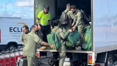 Pakistan cricket team left to load bags in Australia