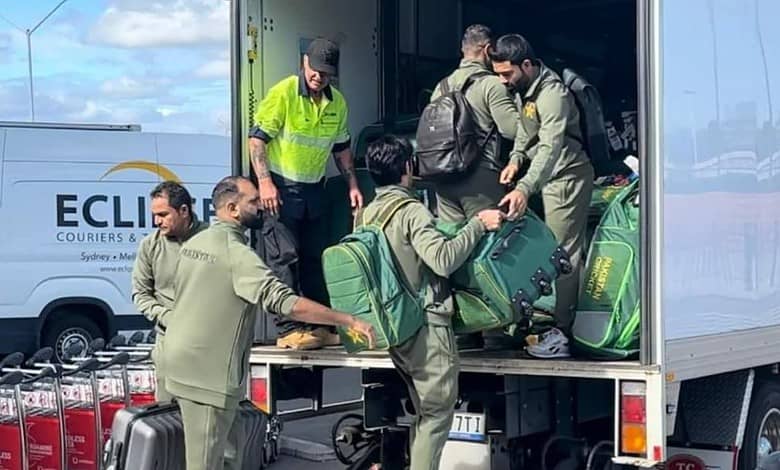 Pakistan cricket team left to load bags in Australia