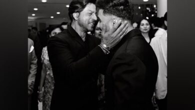 Viral photo: SRK meets Vir Das at 'The Archies' premiere