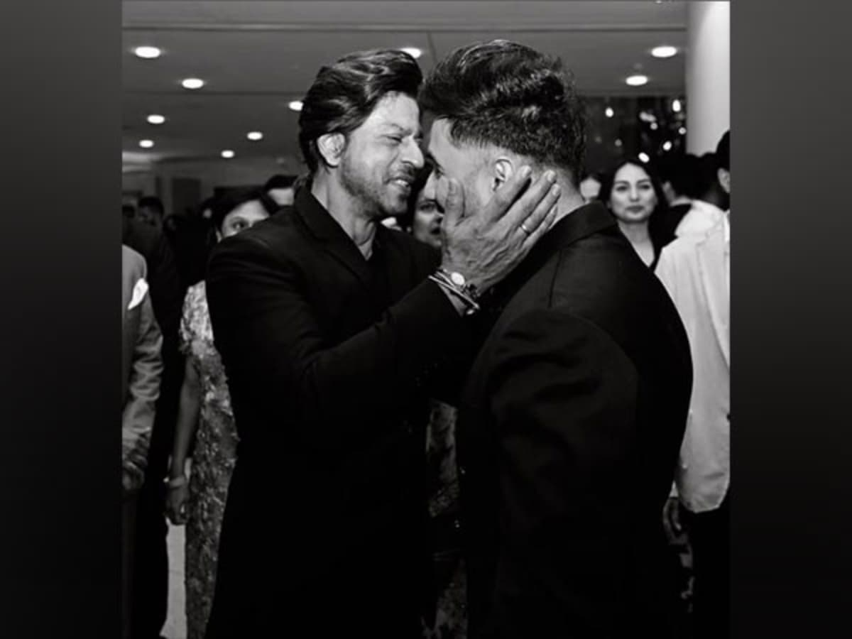 Viral photo: SRK meets Vir Das at 'The Archies' premiere