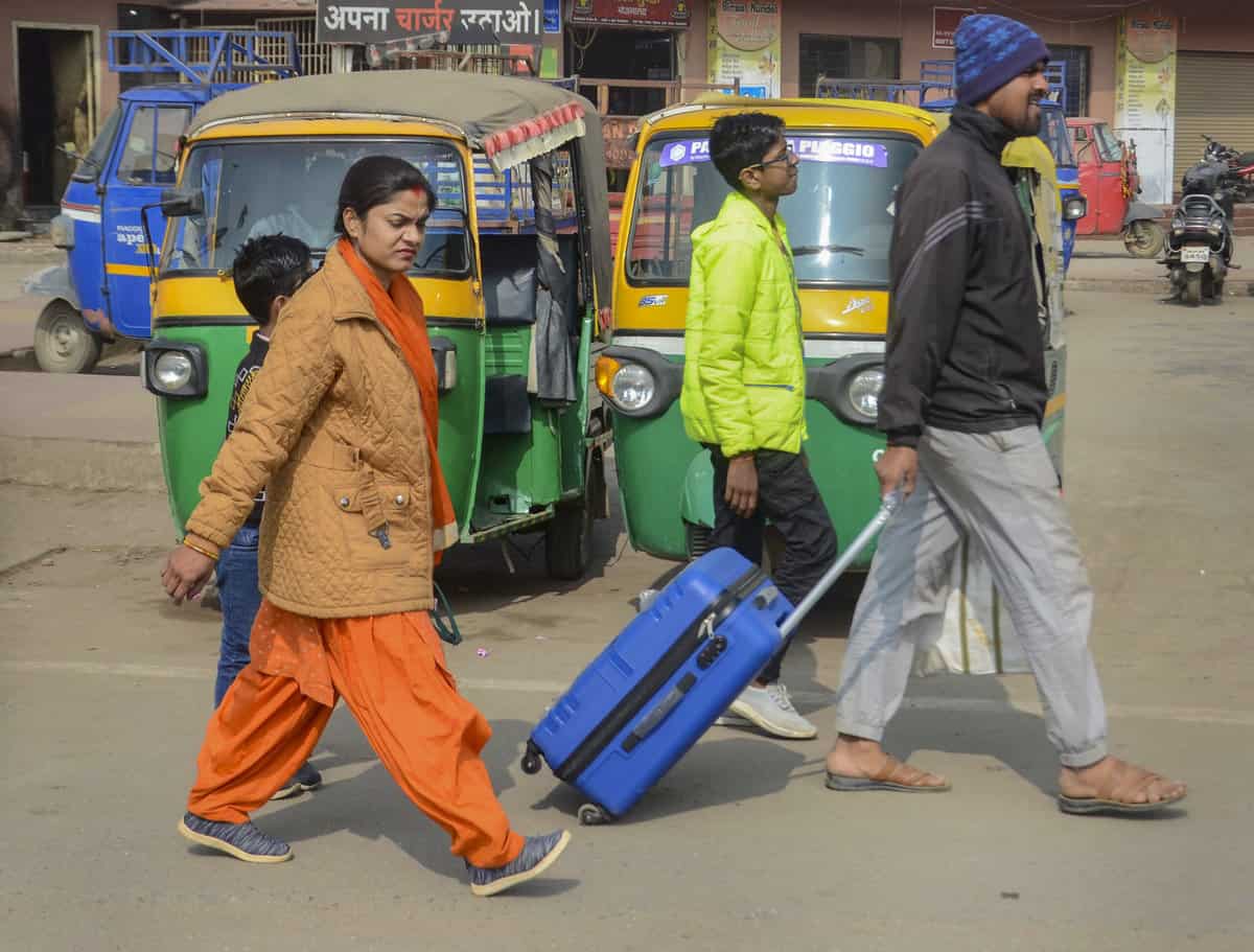 Ranchi: Passengers walk with their belongings as they try to reach their destination amid a strike of buses and trucks, in Ranchi, Tuesday, Jan. 2, 2024. Buses and trucks keept off the roads as drivers protested against stricter punishments in the new law on hit-and-run cases. (PTI Photo)(PTI01_02_2024_000187B)