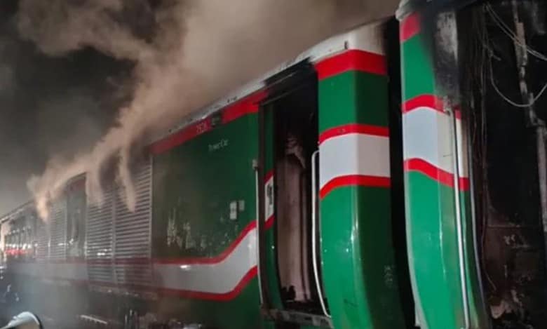 4 killed after a passenger train coming from Benapole set on fire