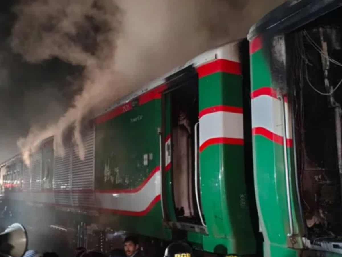 4 killed after a passenger train coming from Benapole set on fire