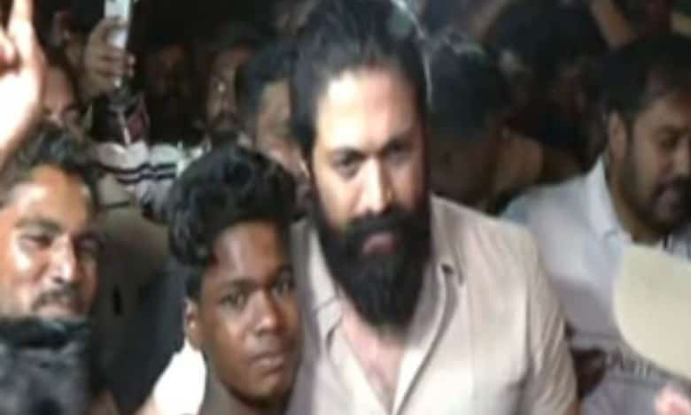 Actor Yashvisited the families who allegedly died of electrocution