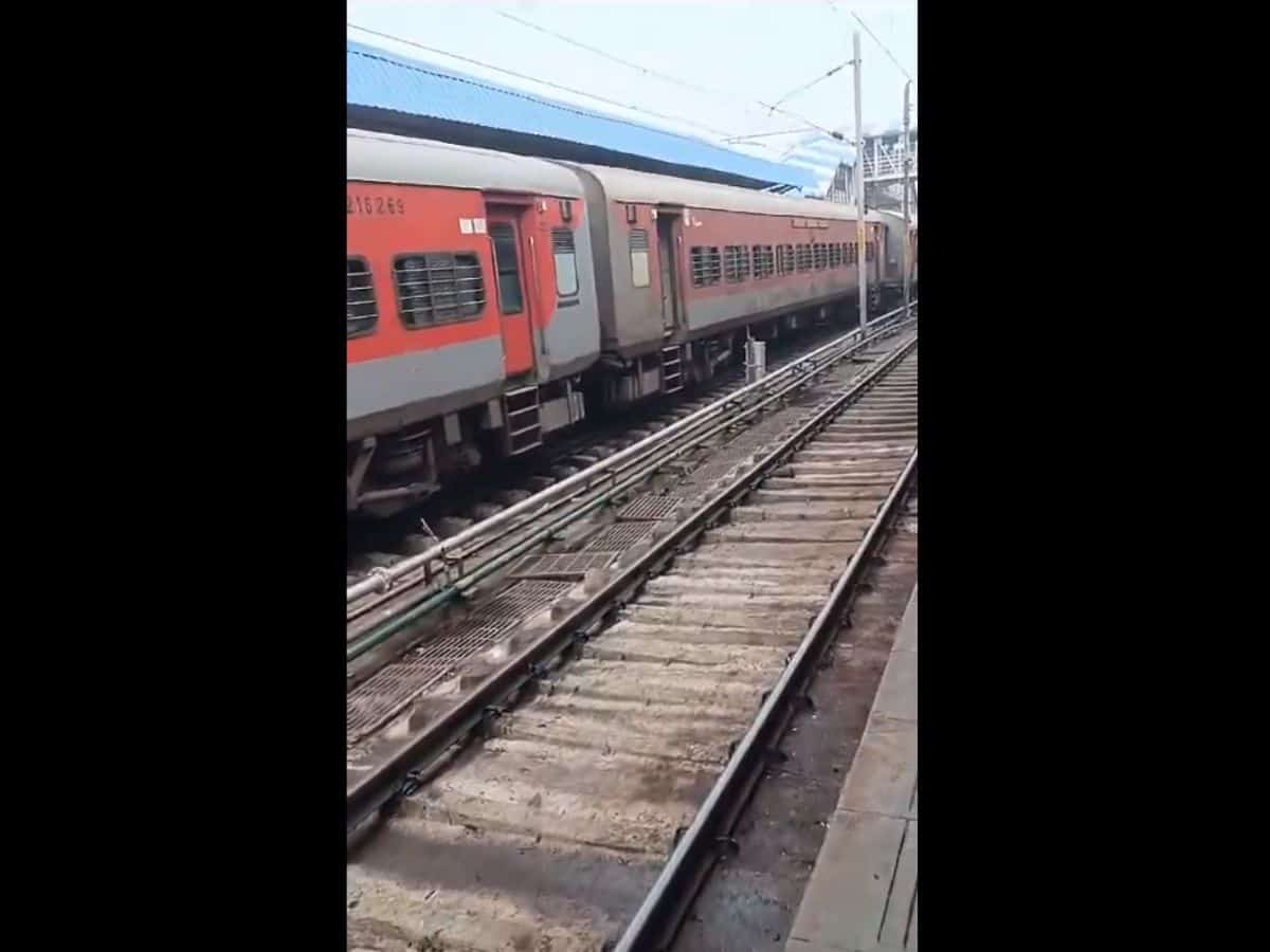 Charminar Express derails in Hyderabad