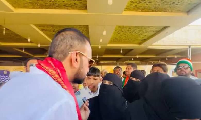 Hyderabad: Congress, AIMIM workers face off at Tappachabutra