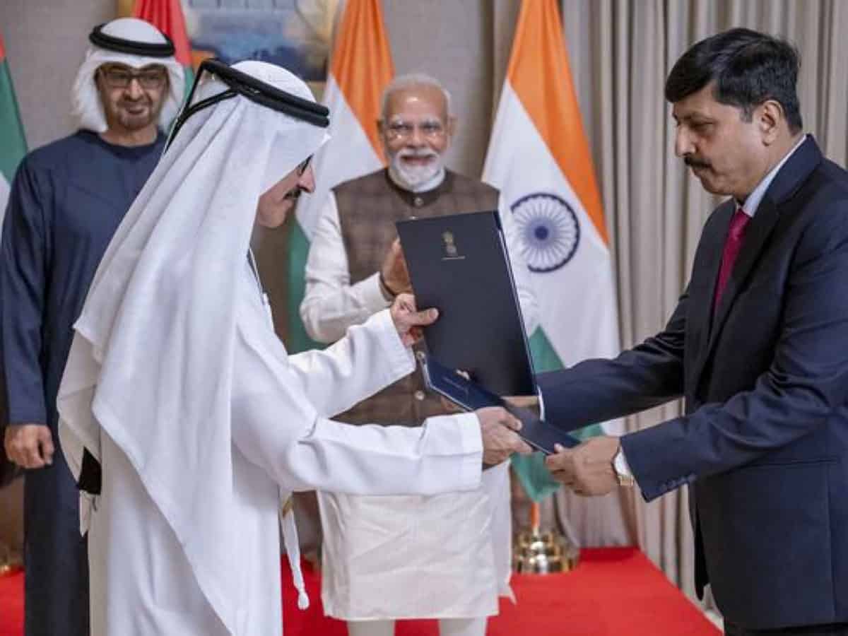 Dubai's DP world signs Rs 25,000 cr deals with Gujarat