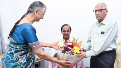 Former governor Narasimhan meets former chief minister KCR 