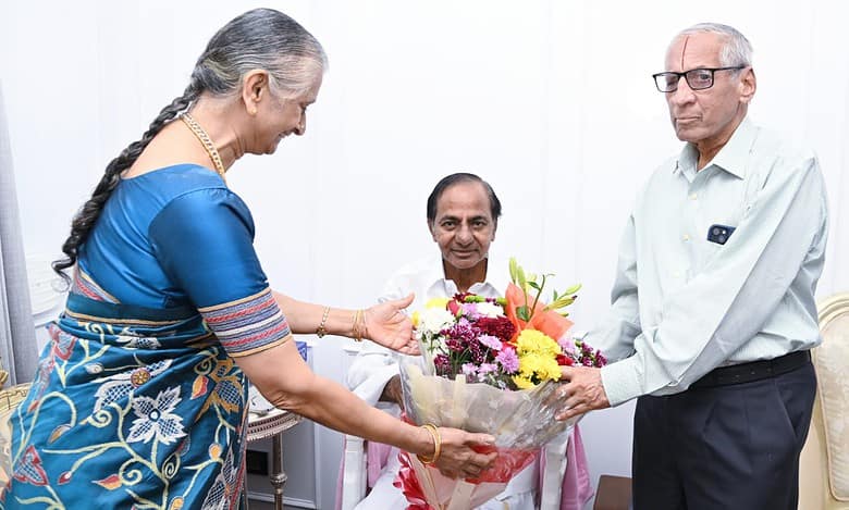 Former governor Narasimhan meets former chief minister KCR