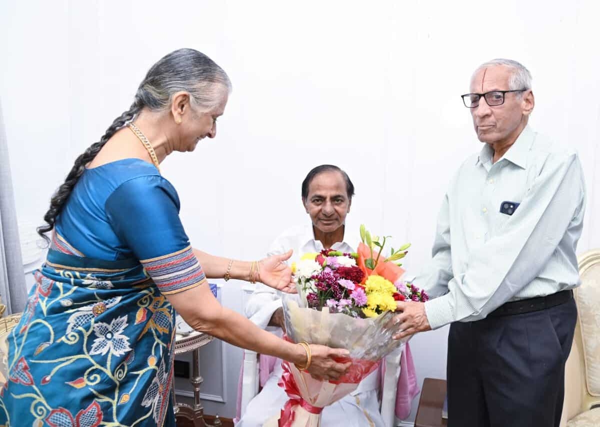 Former governor Narasimhan meets former chief minister KCR 