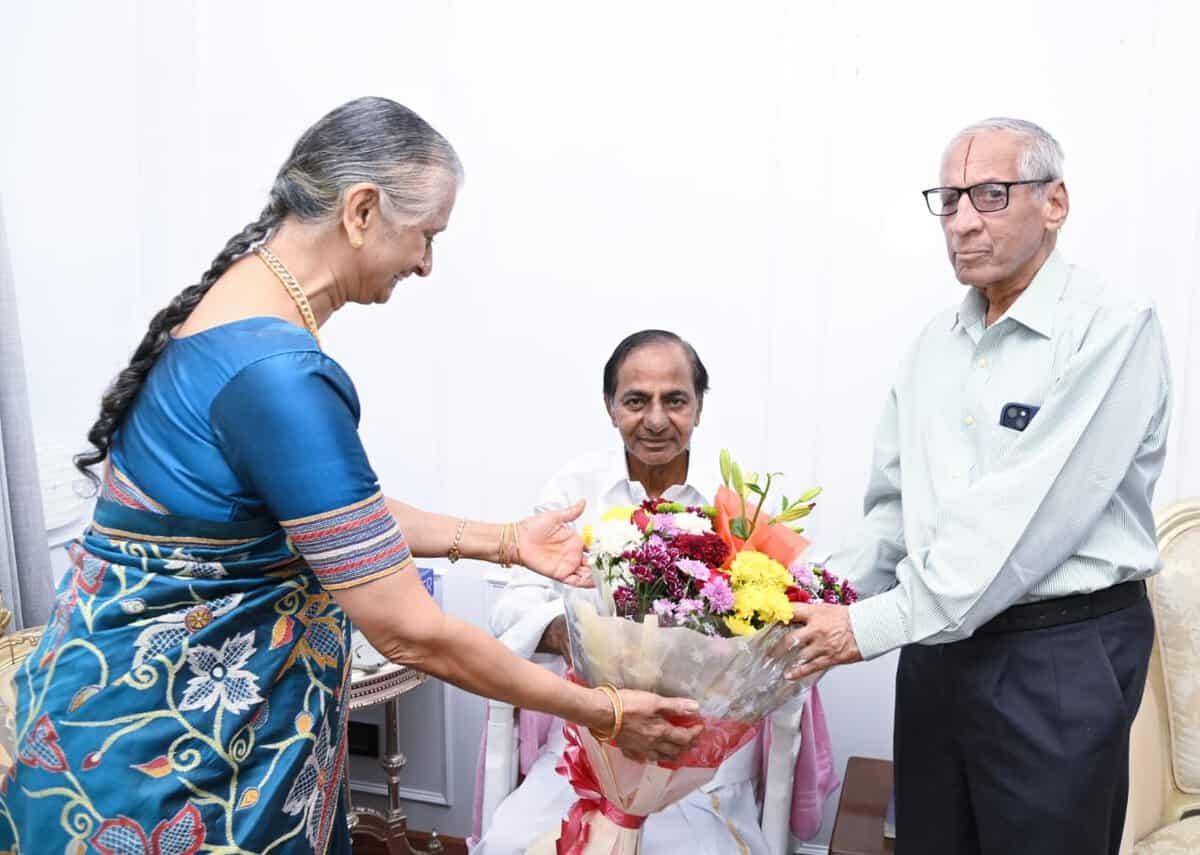 Former governor Narasimhan meets former chief minister KCR
