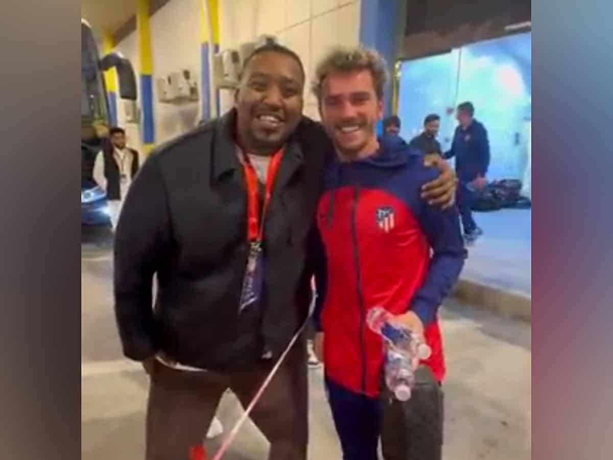 Watch: French footballer Griezmann recognizes Saudi sports fanatic in Riyadh